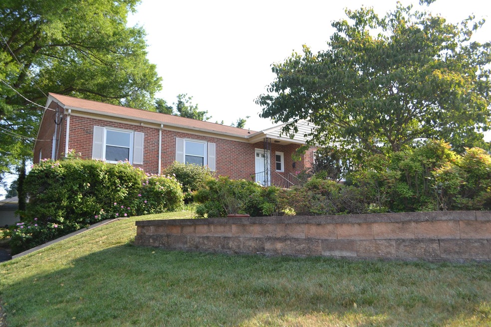 891 Shawnee Rd, Waynesboro, VA 22980 - photo 1