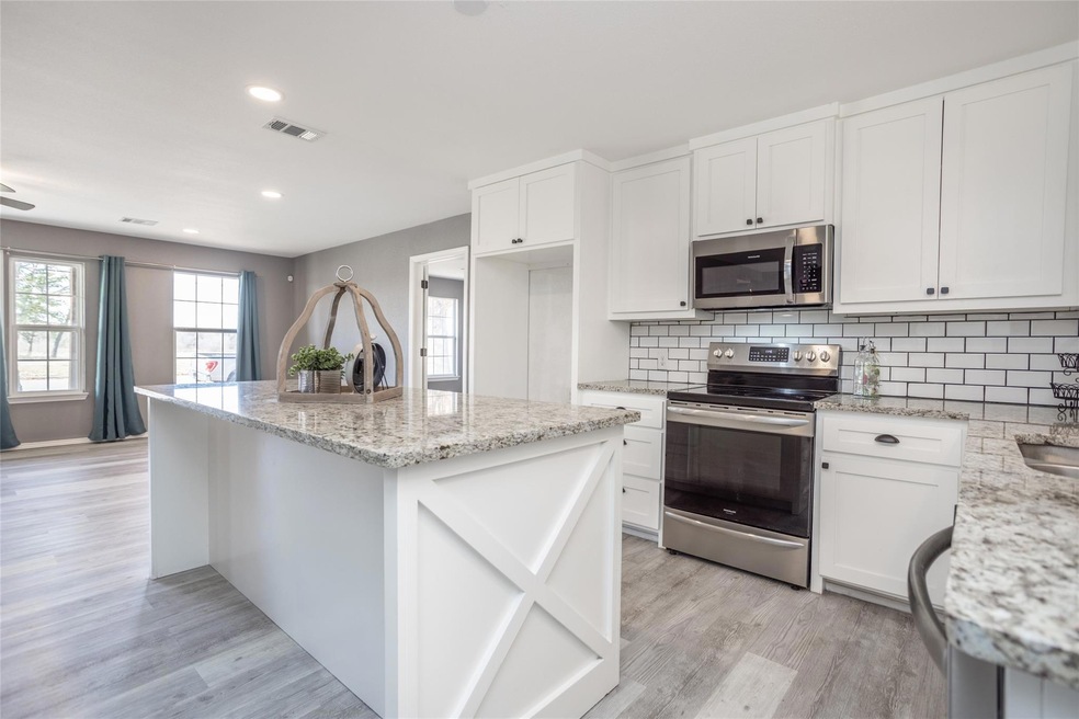 1406 S Grand Ave, Gainesville, TX 76240 - photo 1