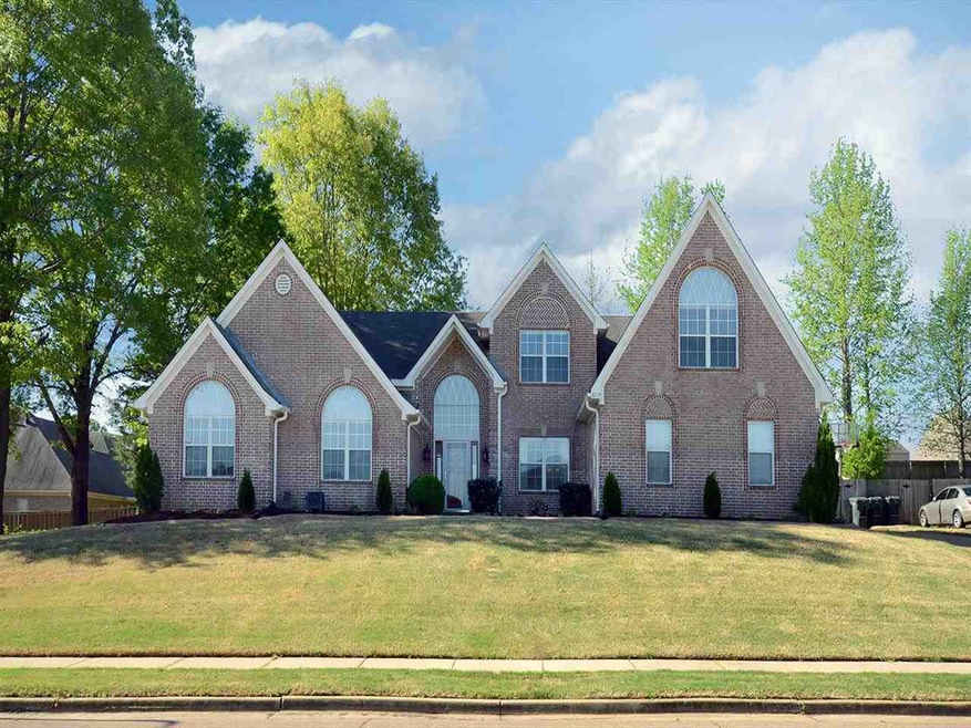 Great curb appeal on this 3 car garage Bartlett ho