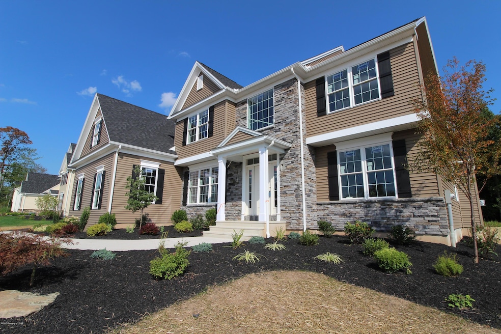 1123 Woodberry Dr, Mountain Top, PA 18707 - photo 1