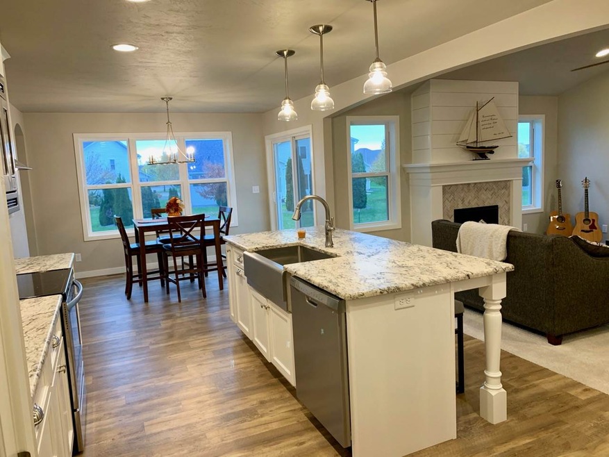 W5622 Hoelzel Way, Appleton, WI 54915 - photo 1