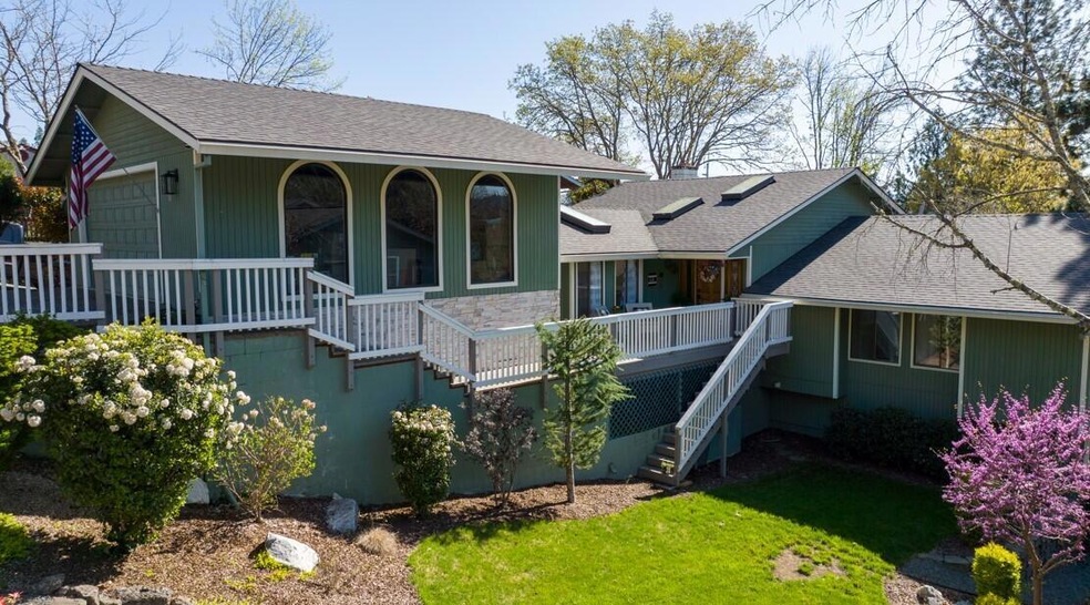 1770 NE Hillcrest Ln, Grants Pass, OR 97526 - photo 1