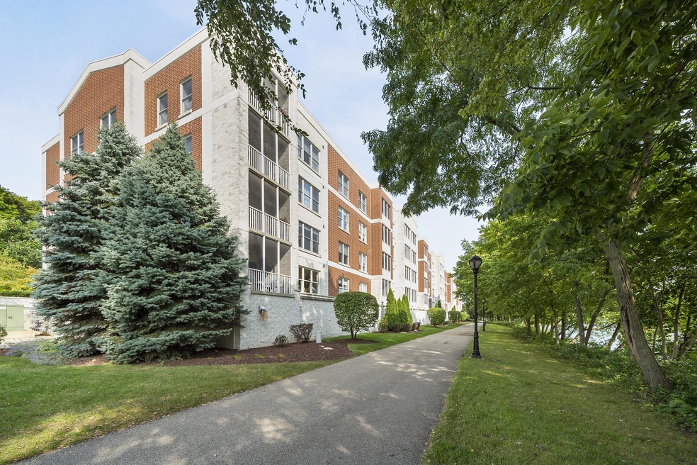 148 N Water St unit 203, Batavia, IL 60510 - photo 1