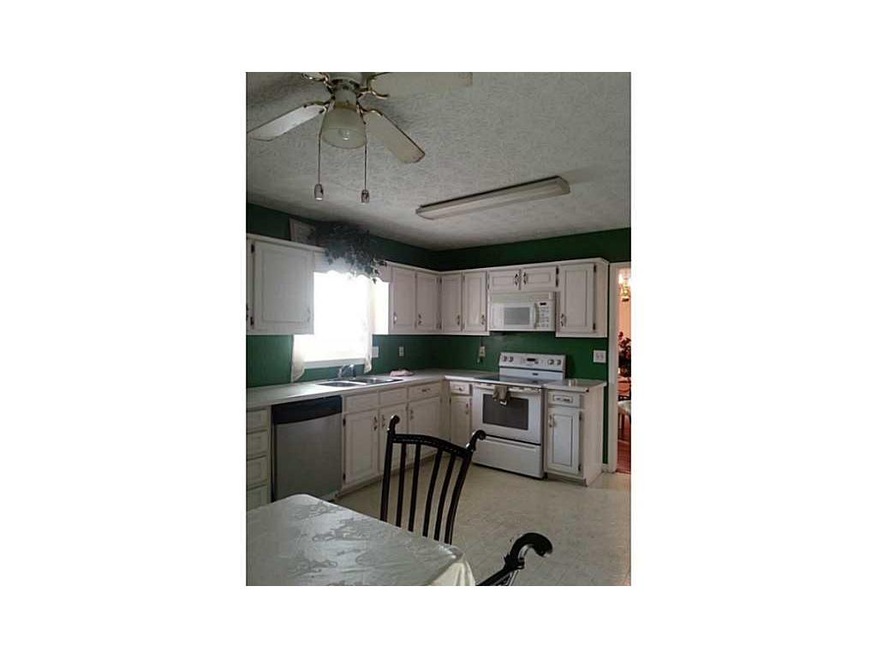 EAT-IN-KITCHEN, CABINET SPACE GALORE, DOUBLE SINKS !!
