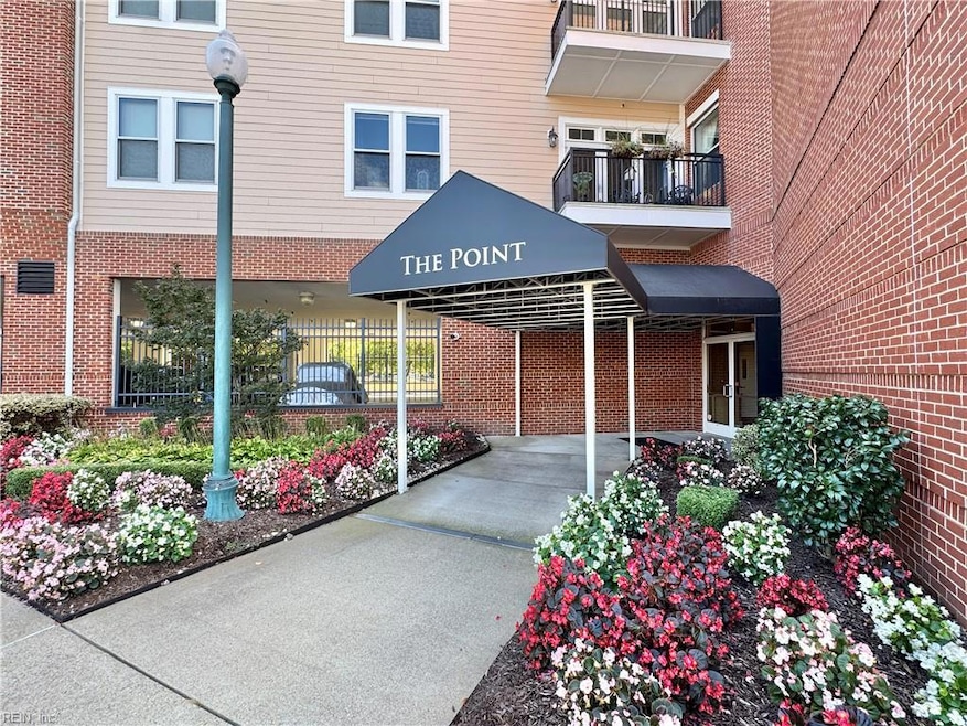 670 Town Center Dr unit 404, Newport News, VA 23606 - photo 1