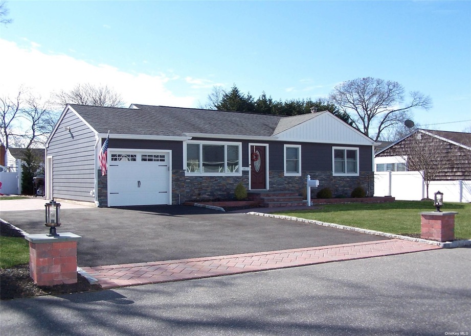 Great Curb Appeal. Multi-Car Driveway W/Paver Acce