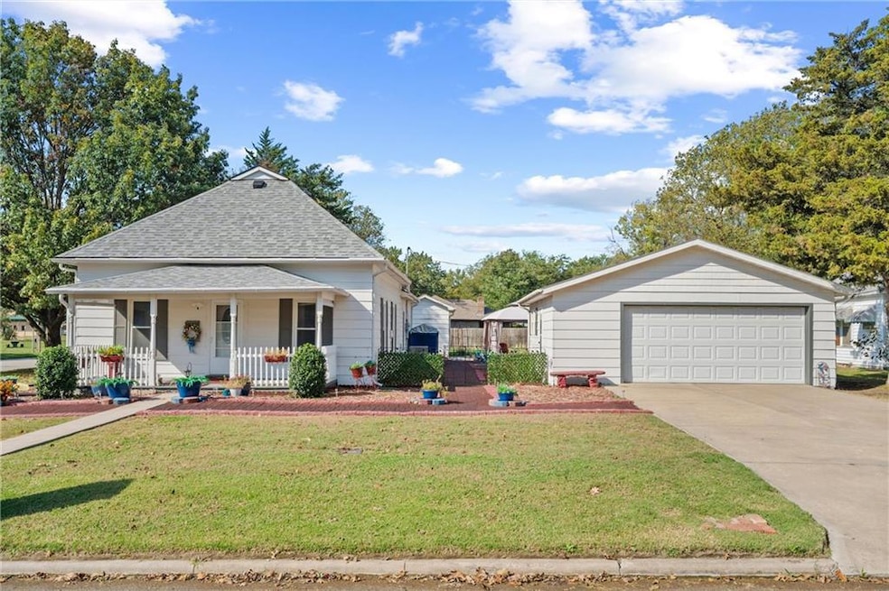 101 N Ridgeway St, Caney, KS 67333 - photo 1