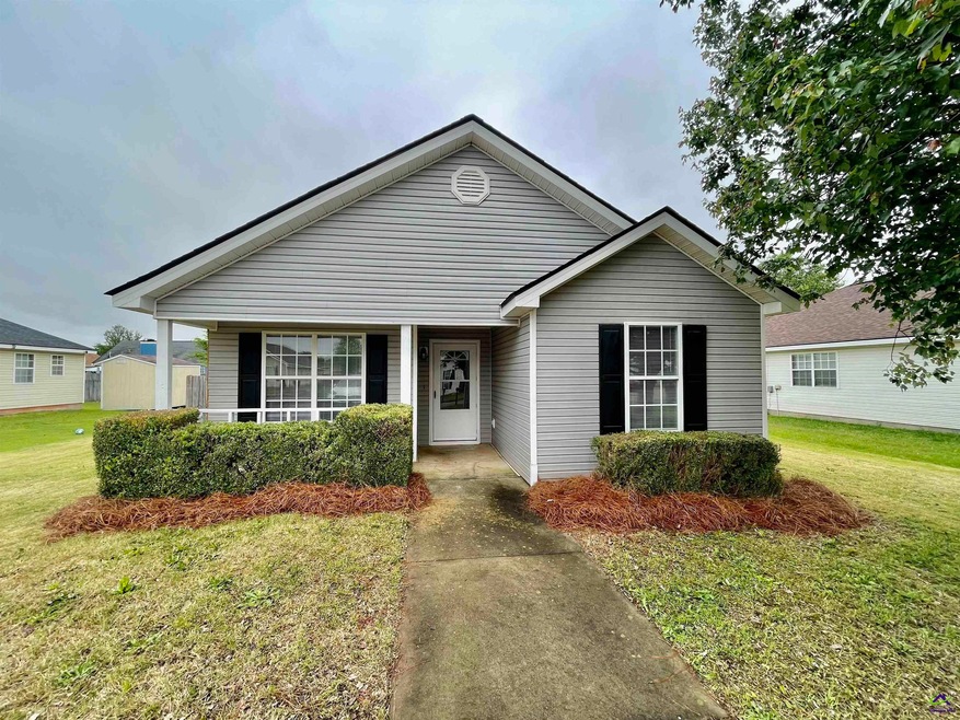 215 Haverhill Cir, Warner Robins, GA 31088 - photo 1