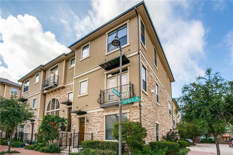 Quality & Luxury - Exquisite Town Home privately p