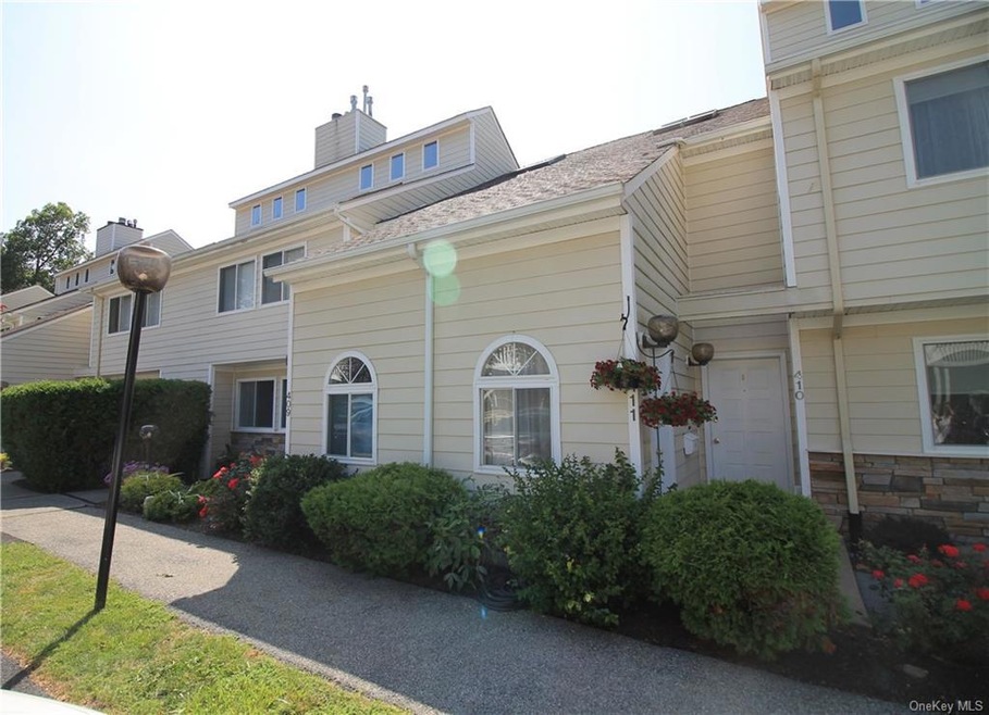 411 Crystal Hill Ln, Poughkeepsie, NY 12603 - photo 1