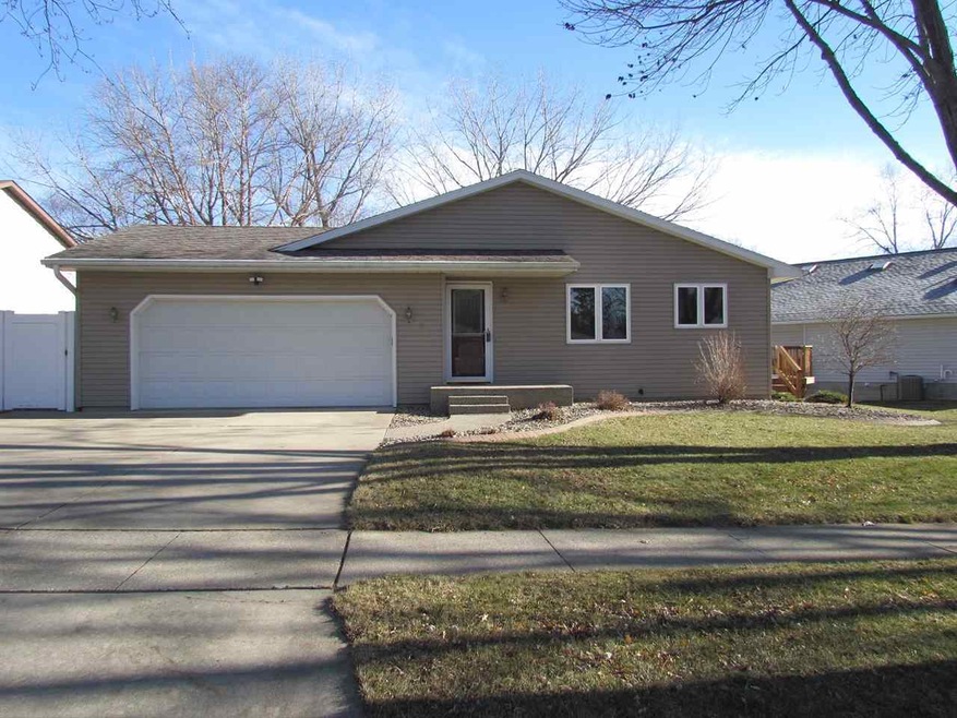 624 Fireside Dr, Cedar Falls, IA 50613 - photo 1