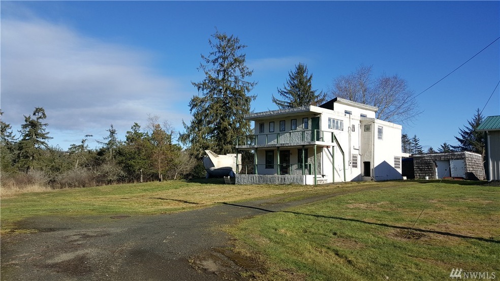 555 Mueller St, Raymond, WA 98577 - photo 1