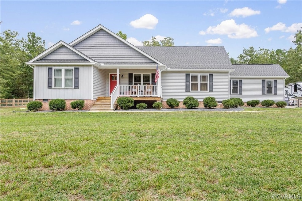 View of front of property featuring a front lawn a