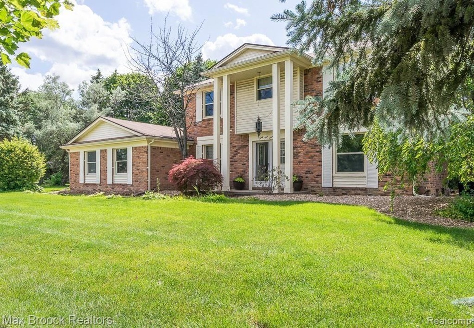 Extra large lot in sought after Shallowbrook Subdi