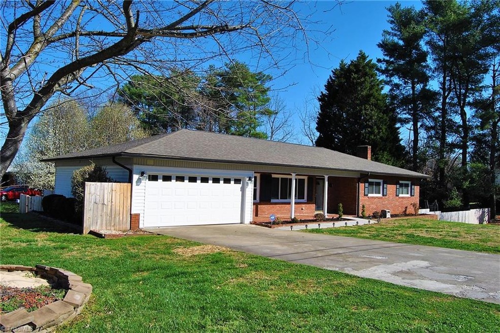 803 Oakdale Dr, Statesville, NC 28677 - photo 1