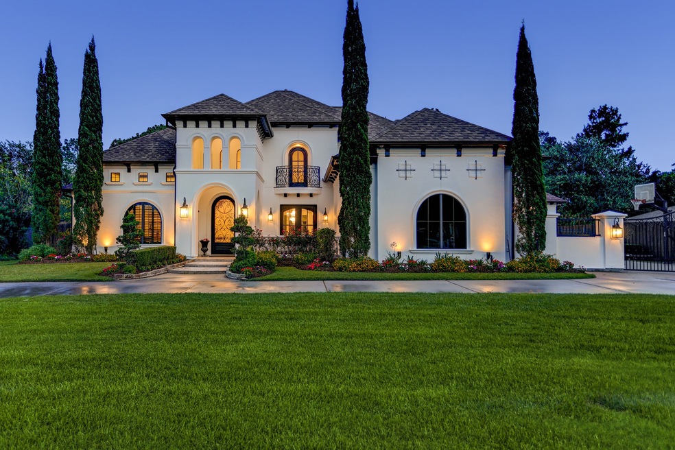 Beautifully crafted by the esteemed Sterling Builders, this custom five-bedroom, four-and-a-half-bathroom showplace delivers outstanding curb appeal in Friendswood's sought-after Cowards Creek community.