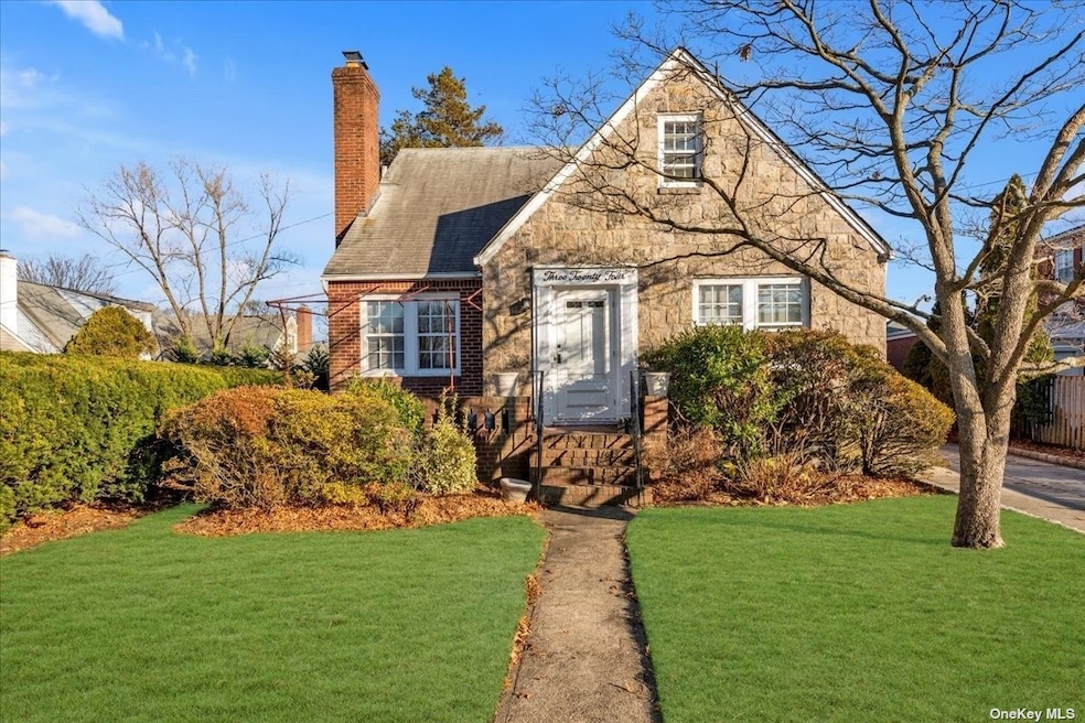 324 Jefferson Ave, Franklin Square, NY 11010 - photo 1