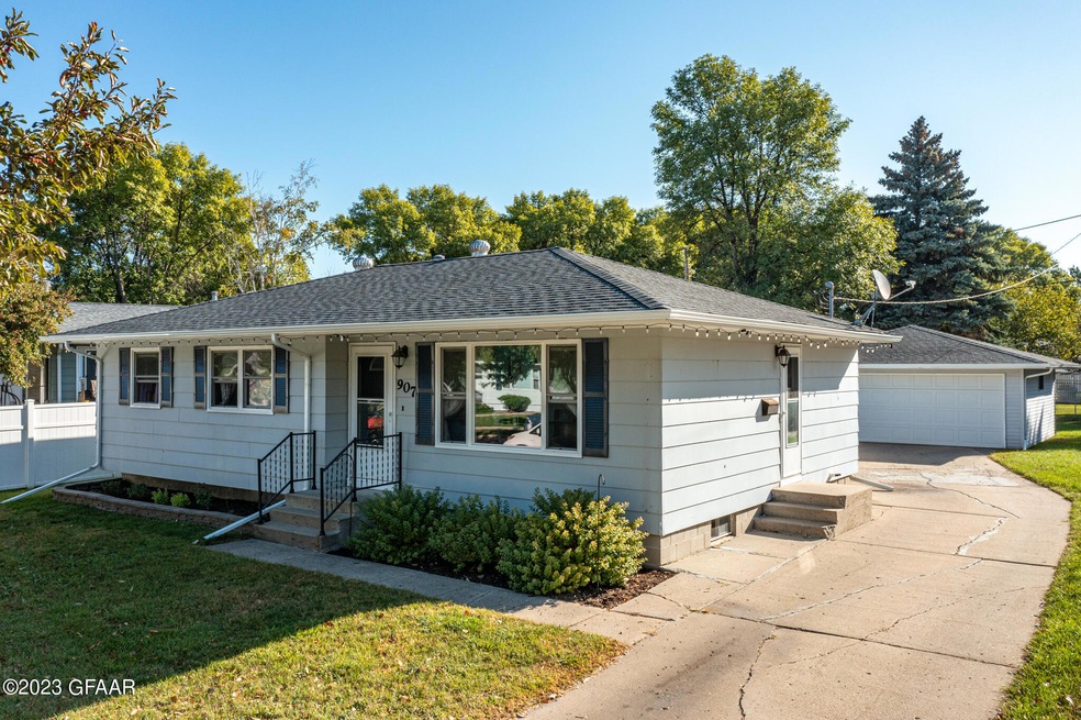 907 S 24th St, Grand Forks, ND 58201 - photo 1