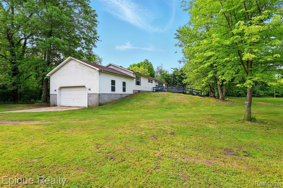 10900 Tuttlehill on over 18 acres!