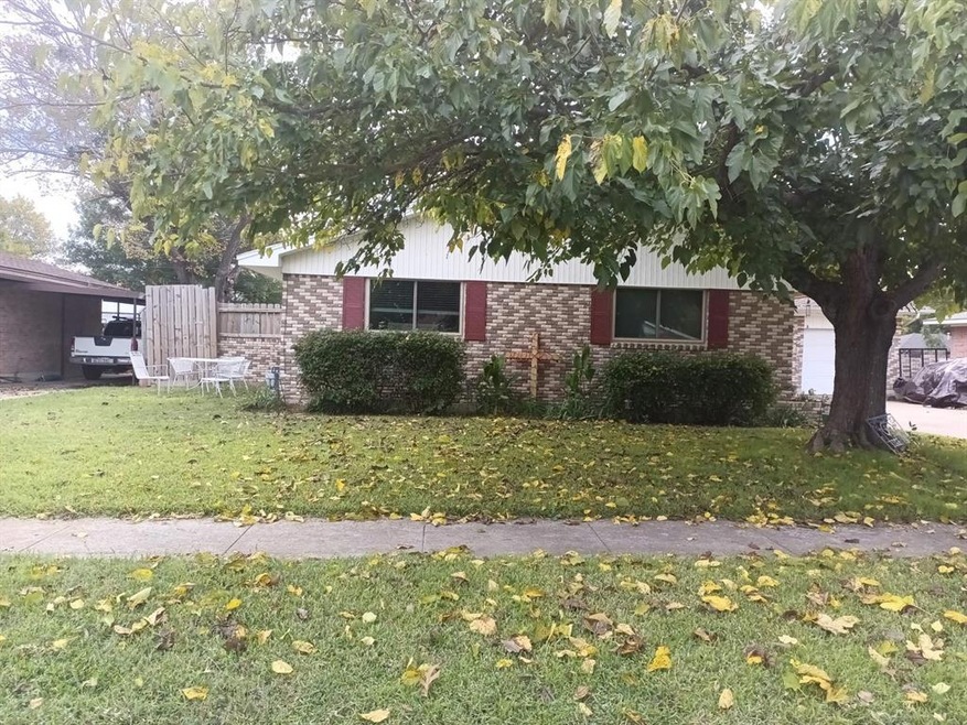 1700 Morningside Dr unit DT, Gainesville, TX 76240 - photo 1