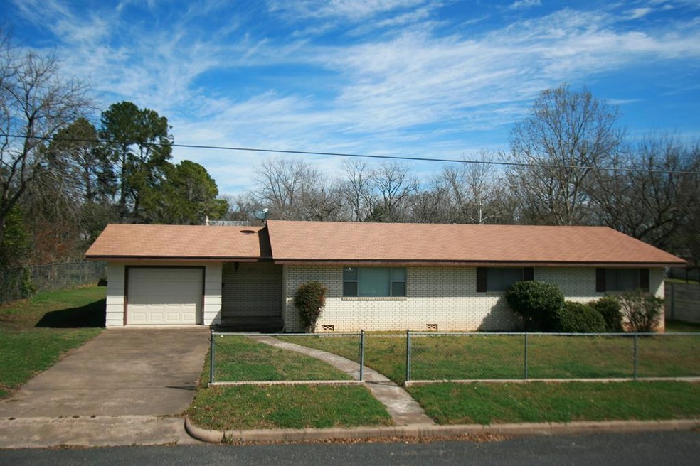 312 W Morse St, Fredericksburg, TX 78624 - photo 1