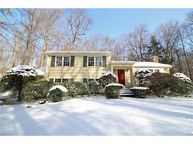 Welcome to 31 Snowberry Lane! A charming home with
