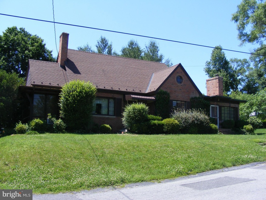 305 N Bank St, Luray, VA 22835 - photo 1