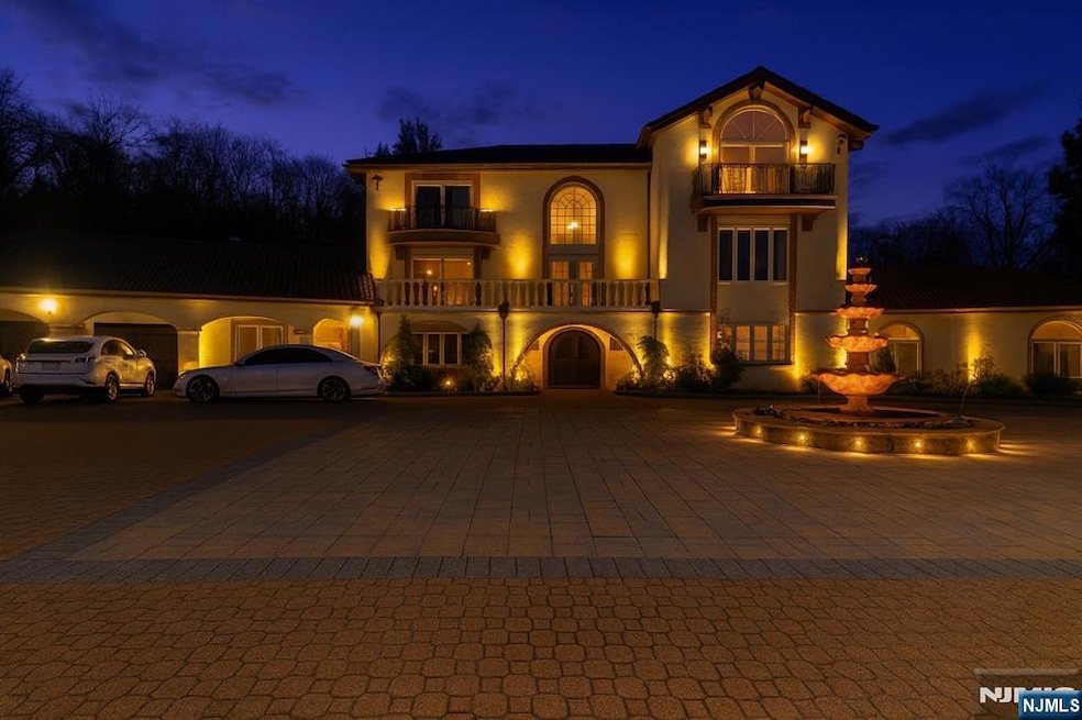 912 Cherokee Ln, Franklin Lakes, NJ 07417 - photo 1