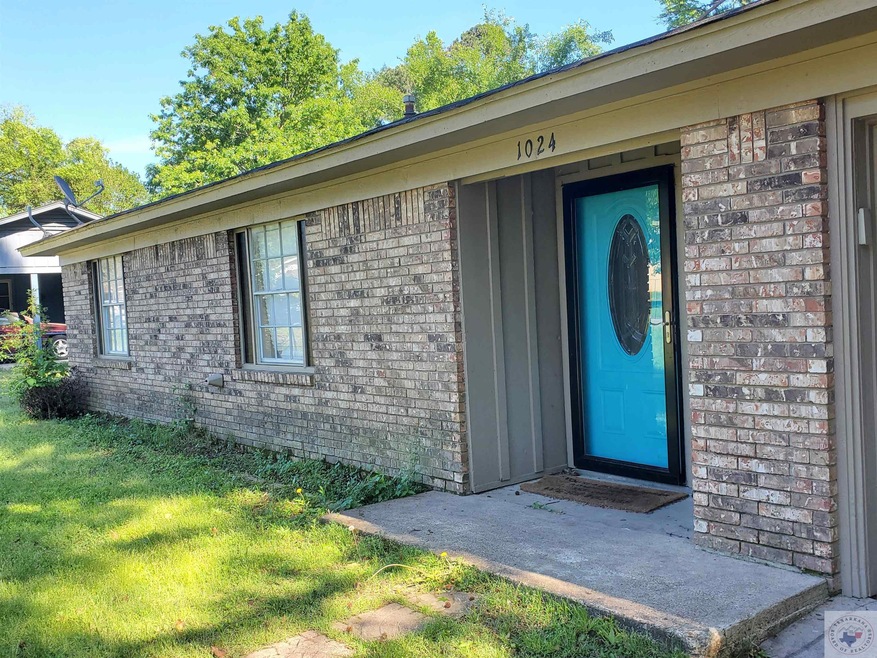 1024 Louise Ln, Wake Village, TX 75501 - photo 1