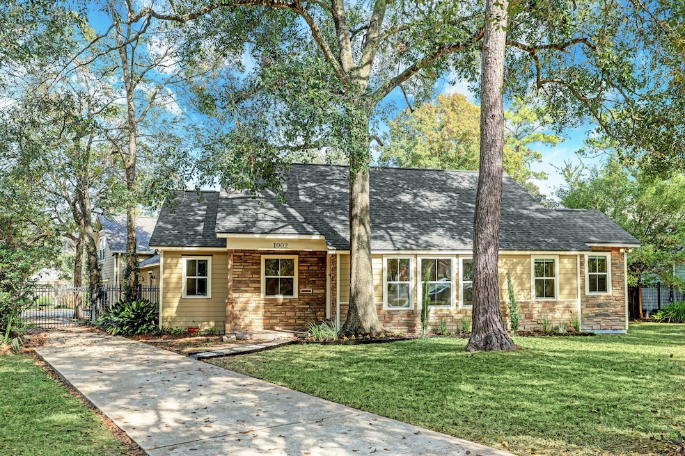 1002 Sue Barnett Dr, Houston, TX 77018 - photo 1