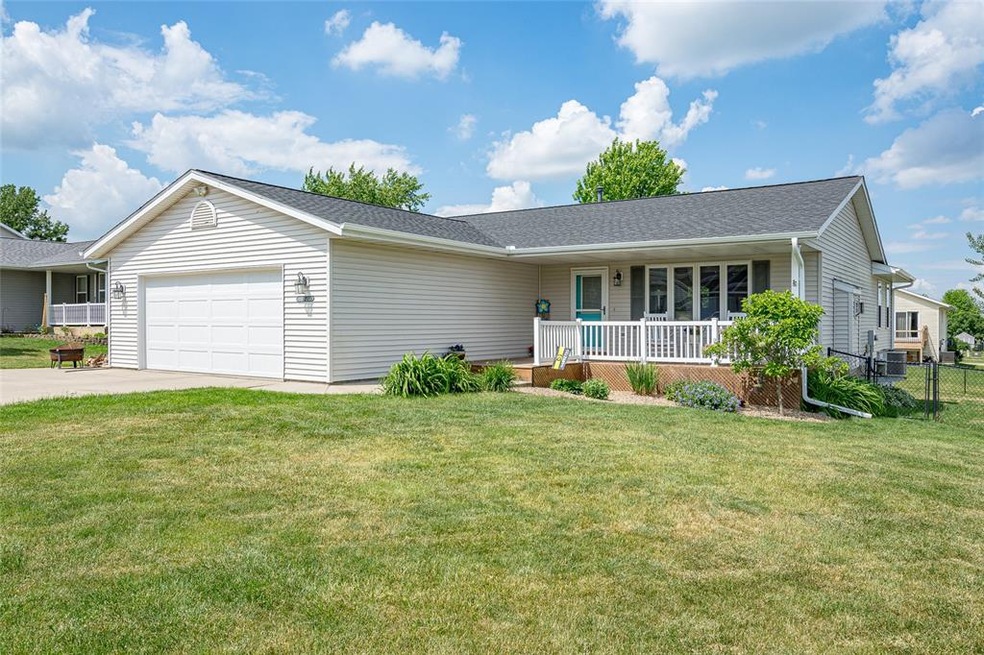 523 Crestview Ct, Center Point, IA 52213 - photo 1