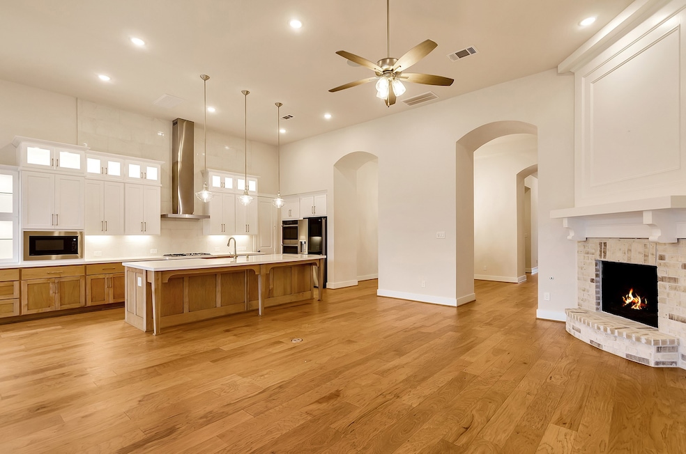 Arched entry to formal dining room from living roo