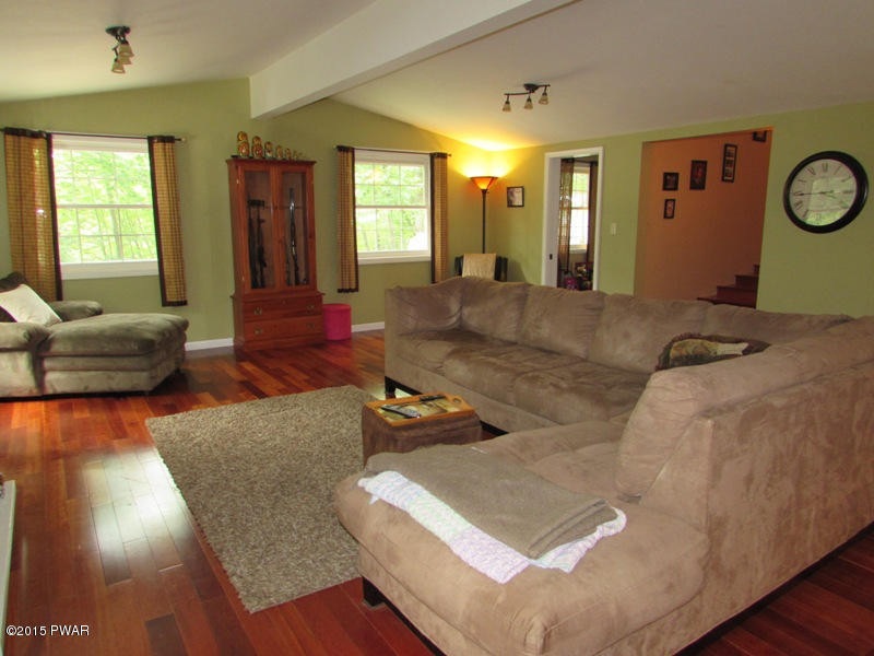 802 Hickory Ct, Hawley, PA 18428 - photo 1