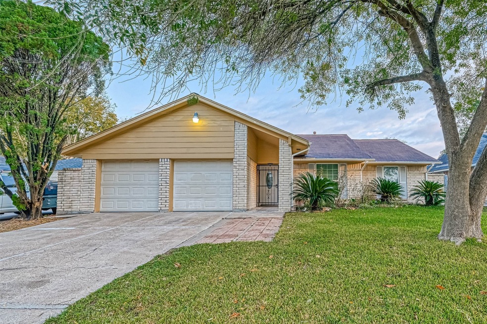 1046 Shady Trail Ln, Houston, TX 77038 - photo 1