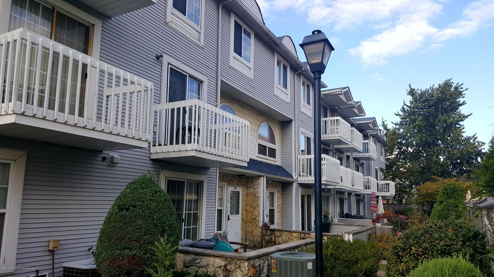 61 Country Dr E unit A, Staten Island, NY 10314 - photo 1