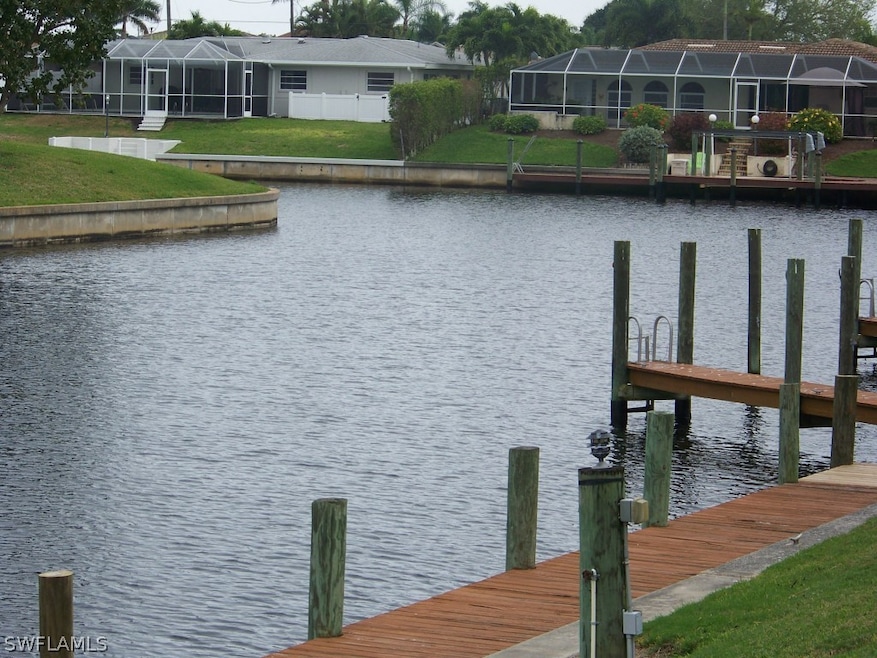 Beautiful wide direct access  canal only less than 5 minutes to the river!