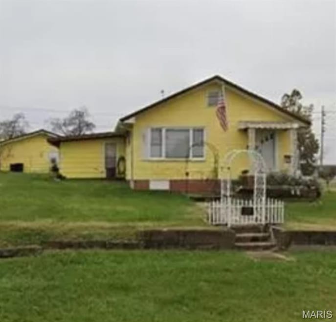 View of front of house featuring a front yard