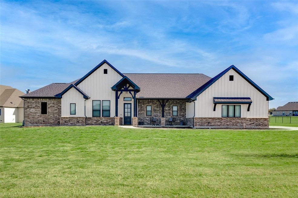 216 Columbia Ct, Springtown, TX 76082 - photo 1