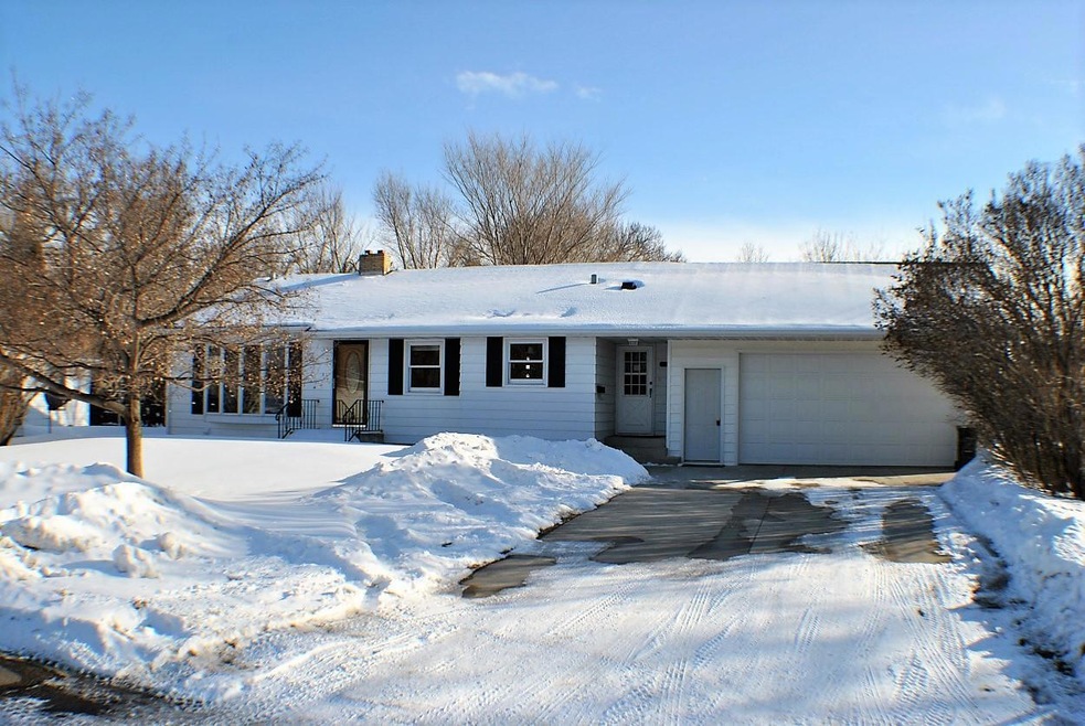 205 9th St NW, Jamestown, ND 58401 - photo 1