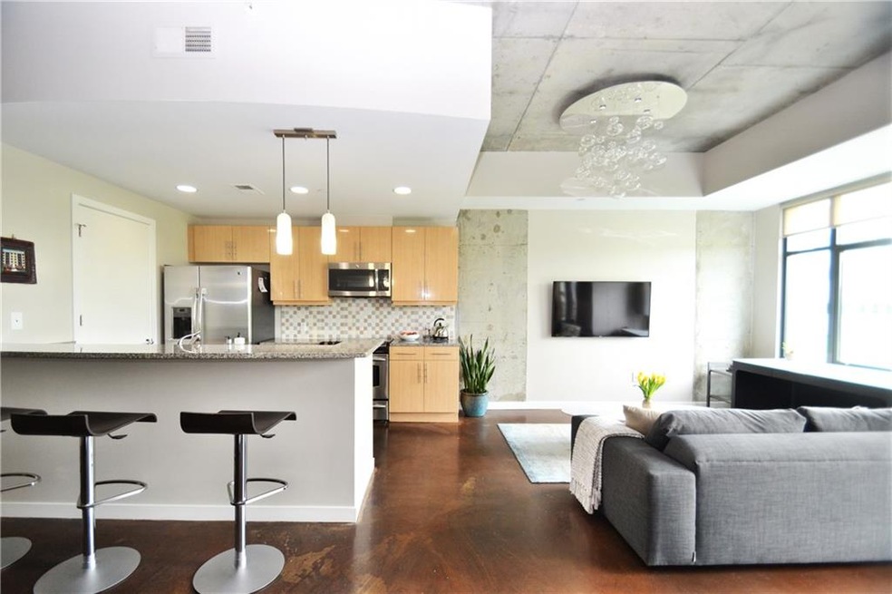 Open Floor Plan- bright living spaces: Kitchen fea