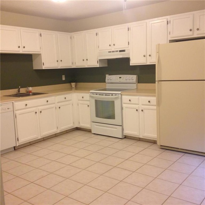 Fully Applianced and Spacious Eat In Kitchen with 