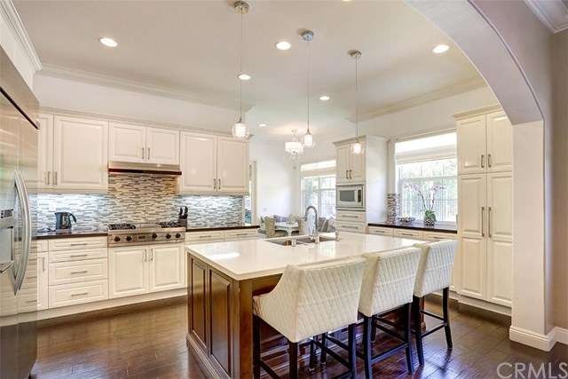 Over sized gourmet kitchen with quarts counters, e