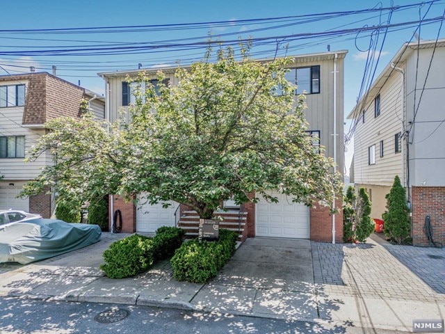 Sold $895,000 • Co-Listing Agent