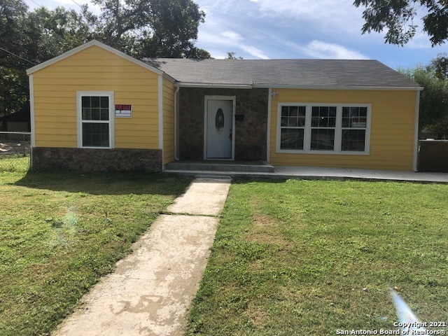 833 E Cedar St, Seguin, TX 78155 - photo 1