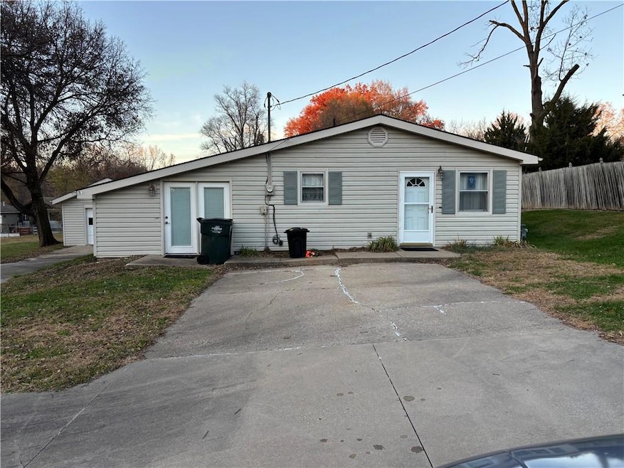 603 E Beth St, Lansing, KS 66043 - photo 1