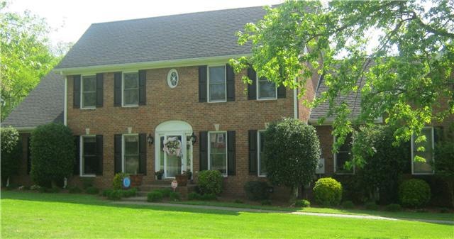 Fabulous home in TOP Hendersonville location!  Full brick with gorgeous yard....including a sparkling swimming pool!  