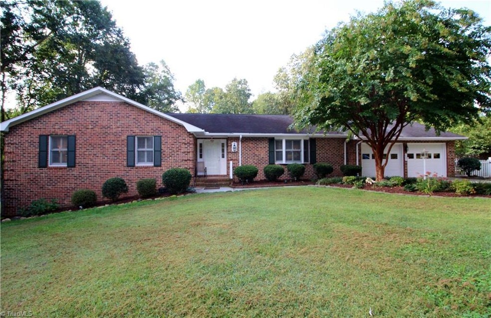 5601 Fallingbrooks Dr, Greensboro, NC 27407 - photo 1