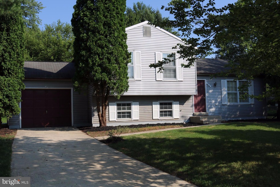 1612 Lefrak Ct, Herndon, VA 20170 - photo 1