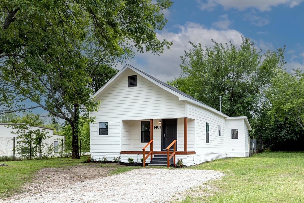 1407 N Kaufman St, Ennis, TX 75119 - photo 1