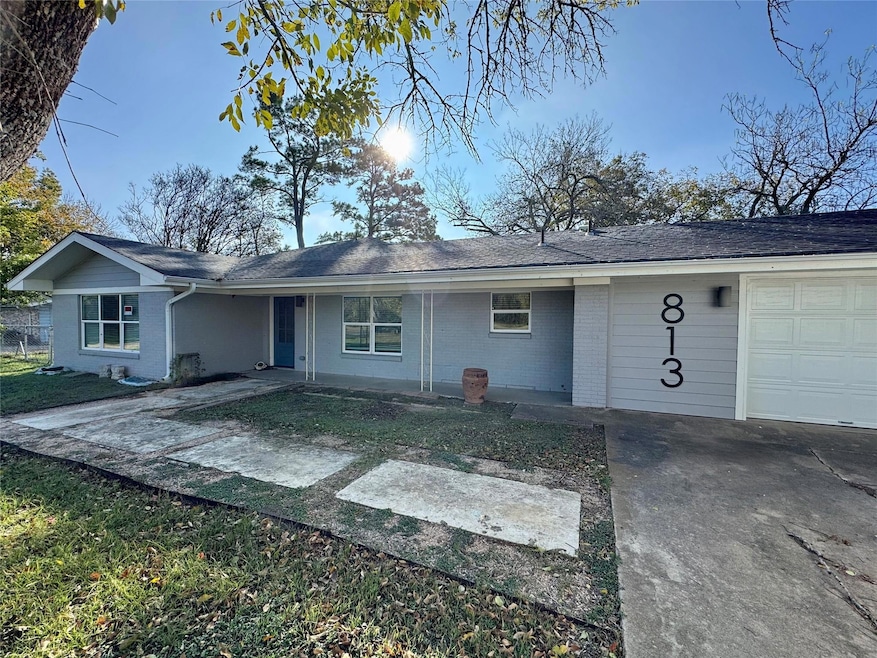 813 Central Ave, Elgin, TX 78621 - photo 1
